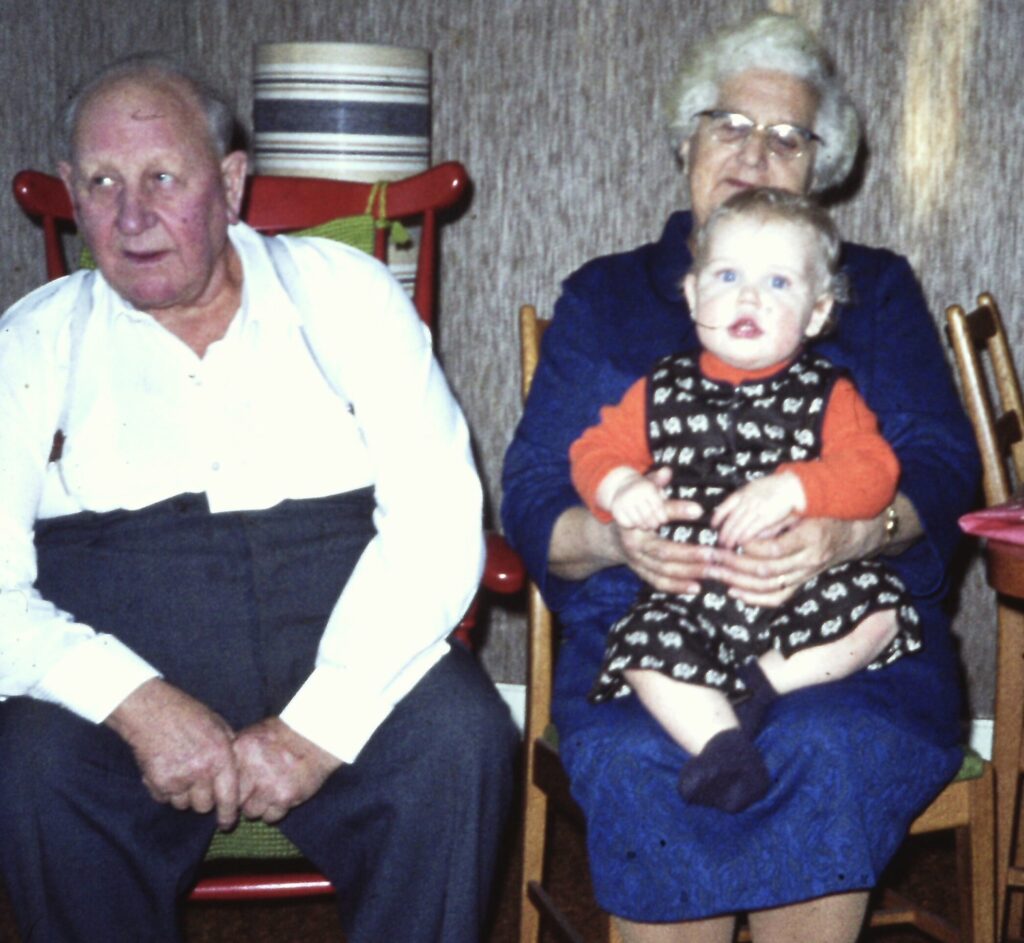 Mormors föräldrar Alfred och Anna med första barnbarnsbarnet lilla jag 🙂.