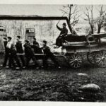 Sex män drar en vagn